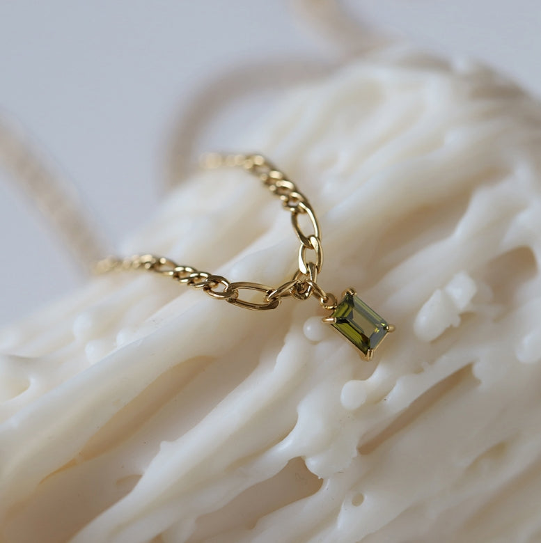 18K Gold Plated Letter Pendant Necklace – PVD Coated Stainless Steel Waterproof Non-Tarnish